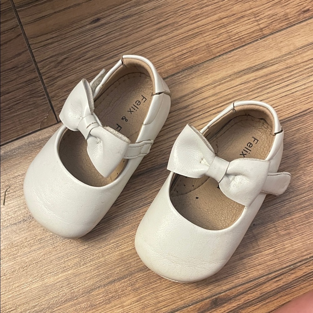 Felix & Flora Cream Bow Kids Dress Shoes​